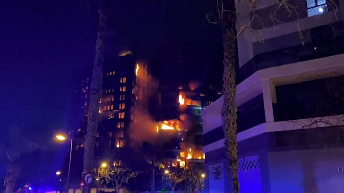 Ve Valencii hoří 14patrový dům. Úřady se obávají vysokého počtu obětí